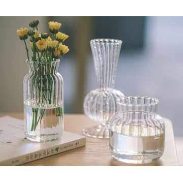 Düğün merkezinde masa vazo için küçük cam vazo